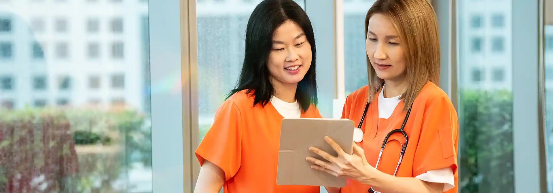 dua orang tenaga kesehatan yang sedang catatan diagnosa pasien yang terkena gejalan virus hmpv 