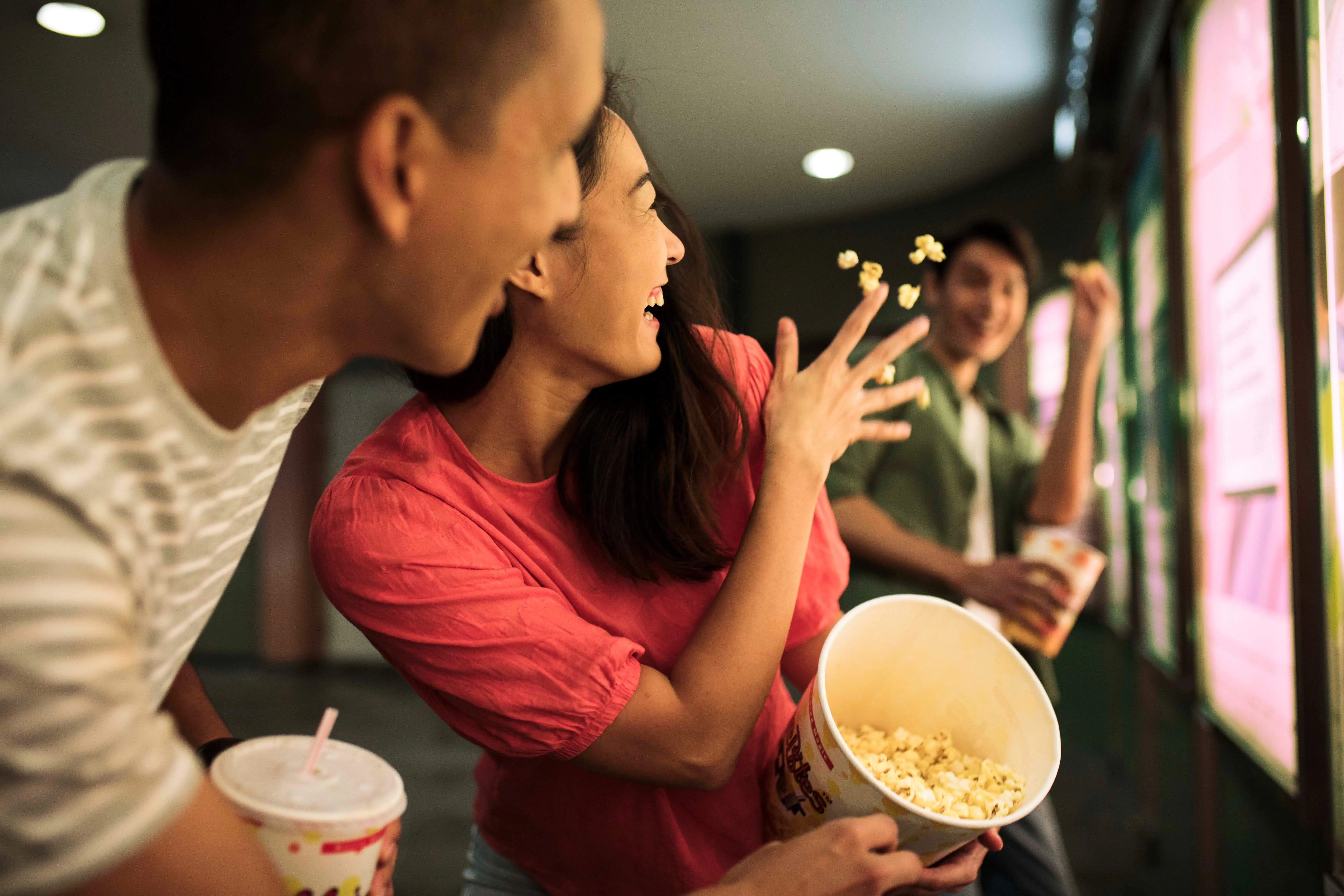 lempar popcorn sebelum nonton