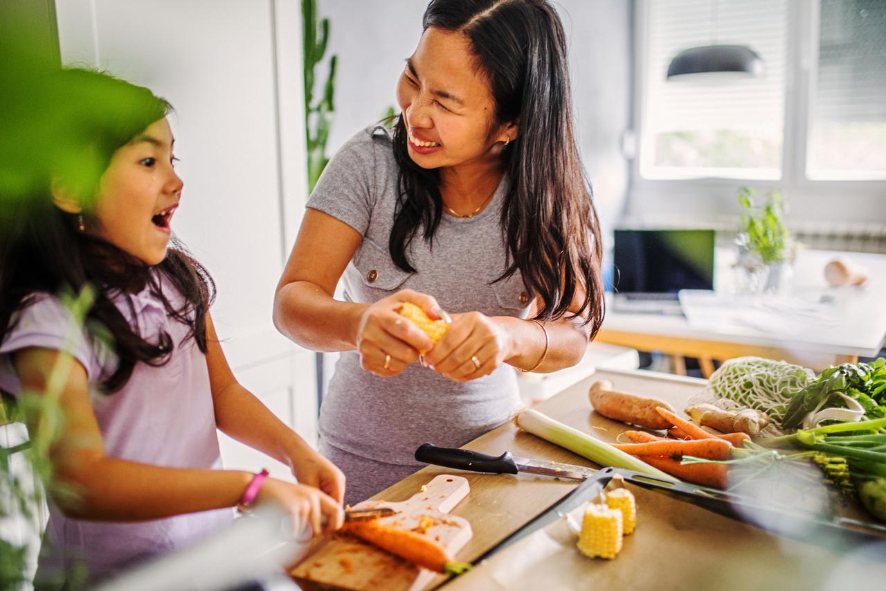 Mother_and_daughter_cooking_at_home.jpg