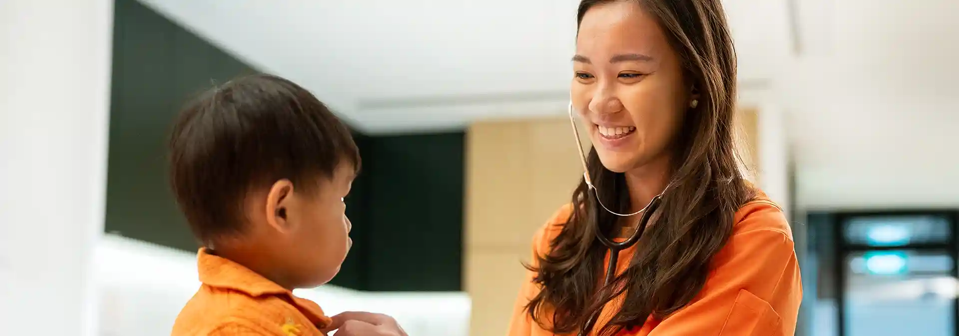 dokter yang sedang memeriksa anak kecil yang terdiagnosa hepatitis