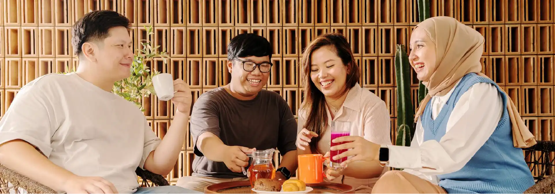 minum teh saat sedang makan