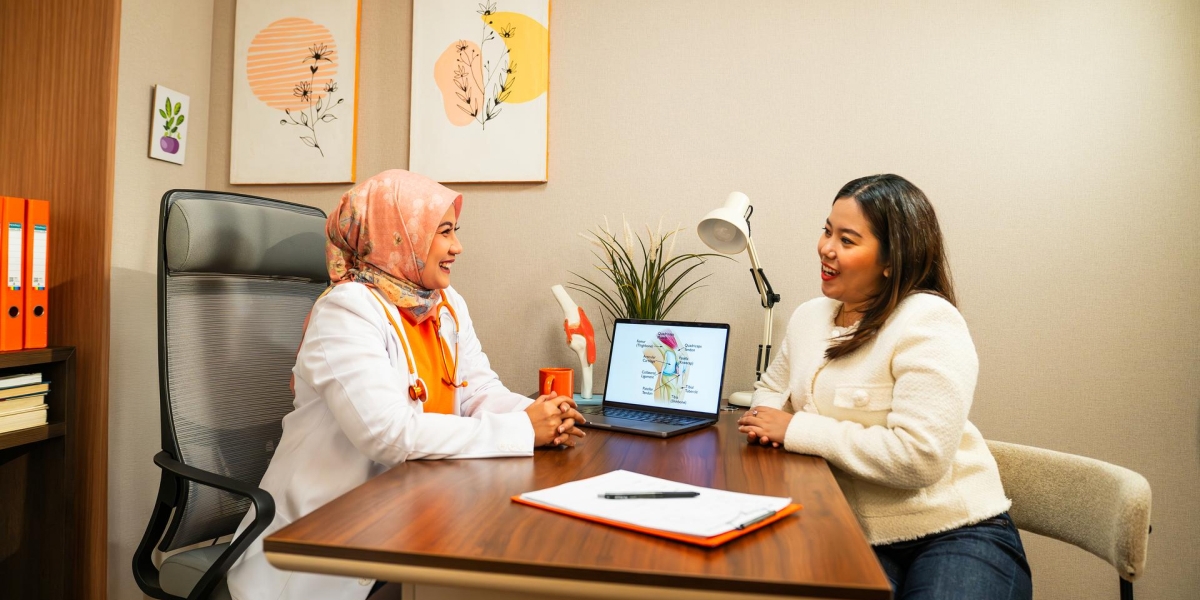 Seorang wanita sedang berkonsultasi dengan seorang dokter spesialis di sebuah klinik.
