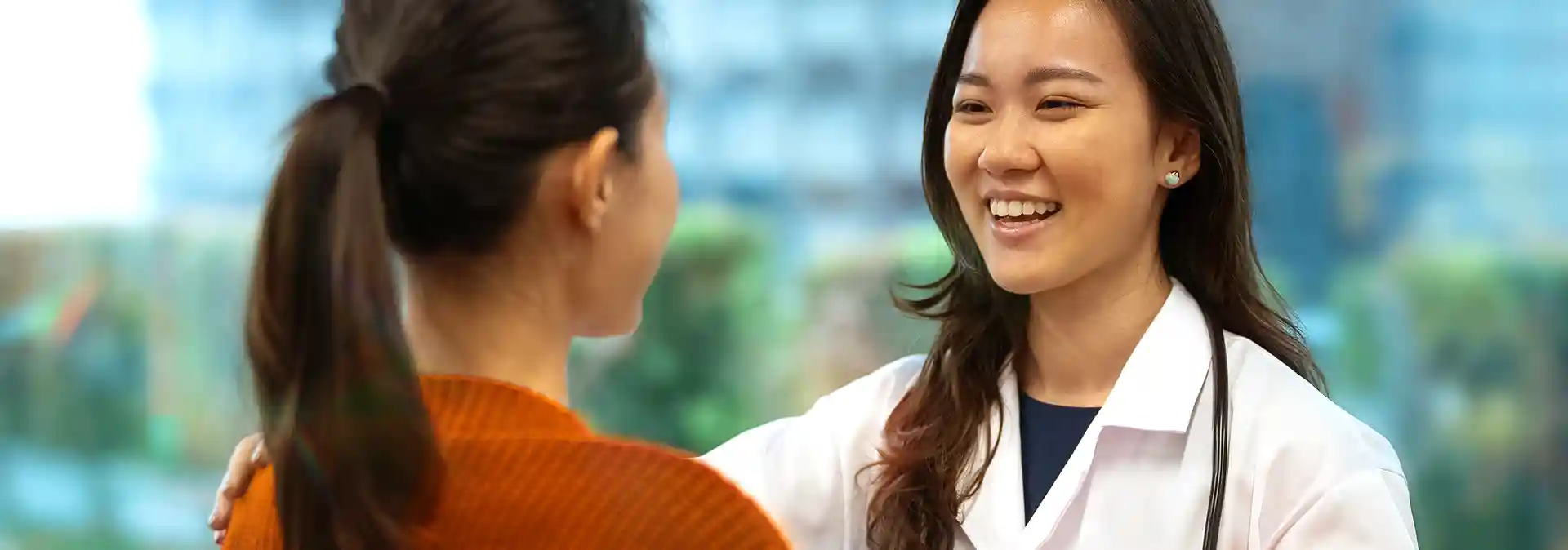 seorang dokter yang berdiskusi dengan pasien dengan gejala perut sakit saat lari
