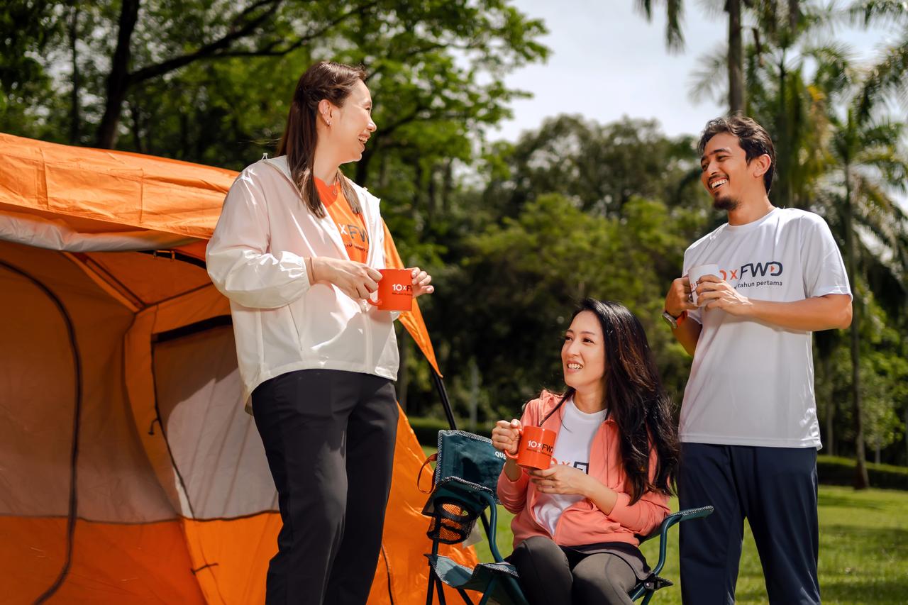 Relaxing_at_a_camp_in_a_park.jpg