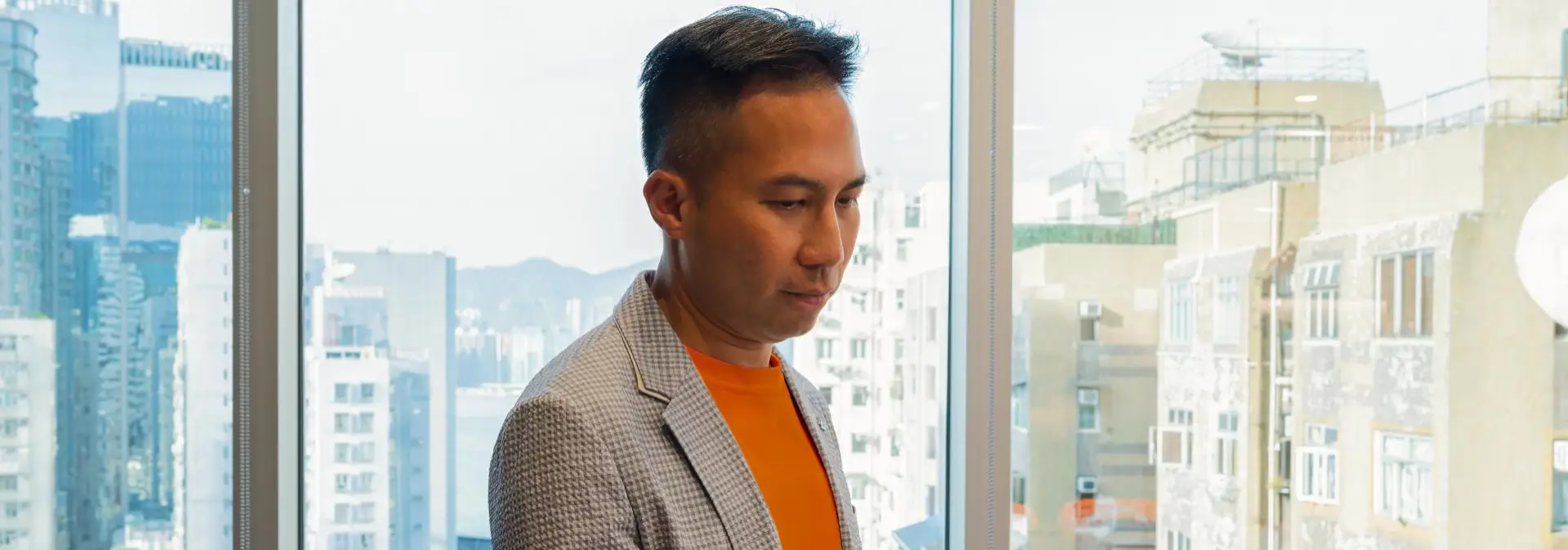 seorang pekerja gig economy yang sedang mencari tahu tips mengelola keuangan