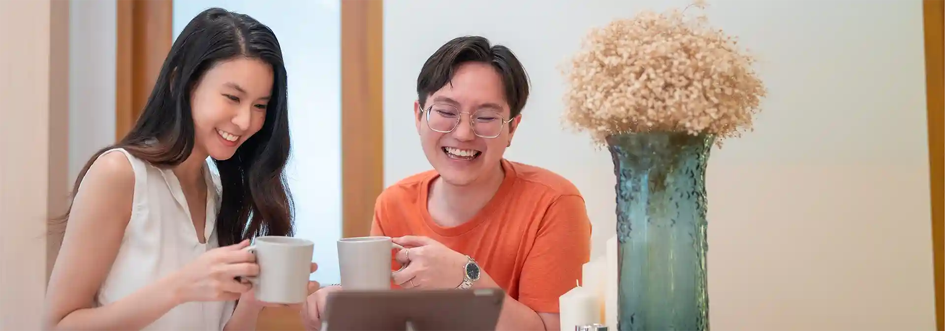 kedua teman yang sedang menonton drama korea yang wajib di tonton di tahun 2025