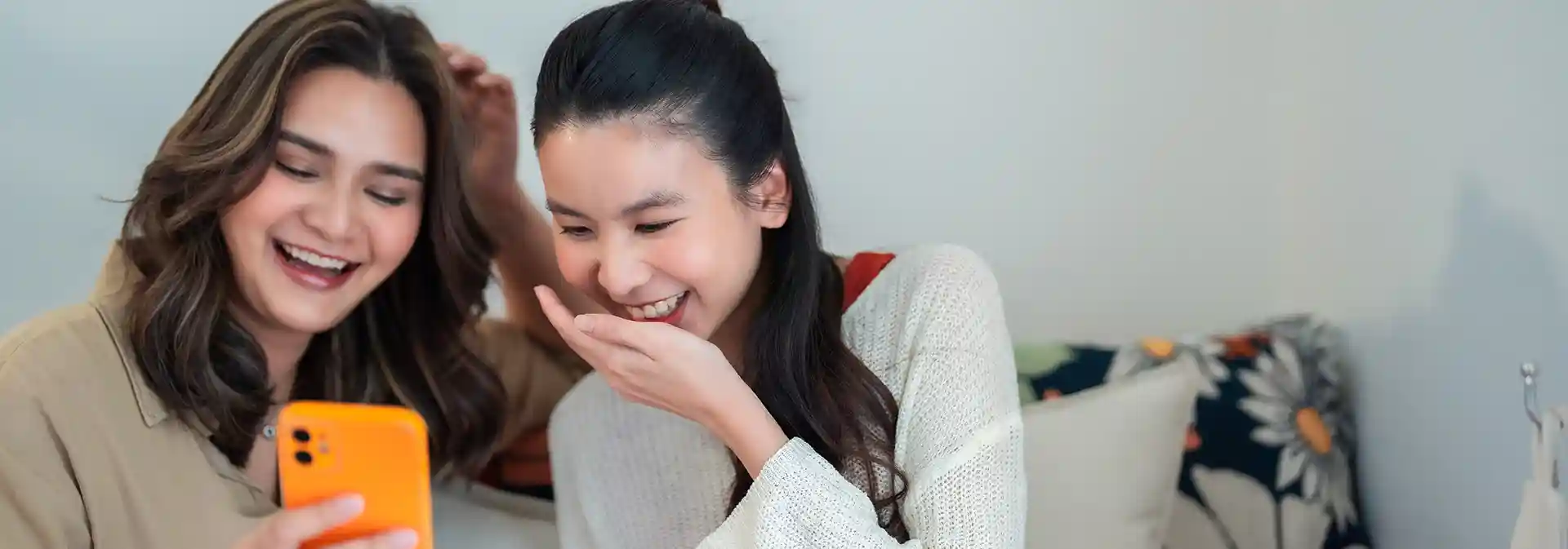 dua wanita yang sedang menonton drakor 