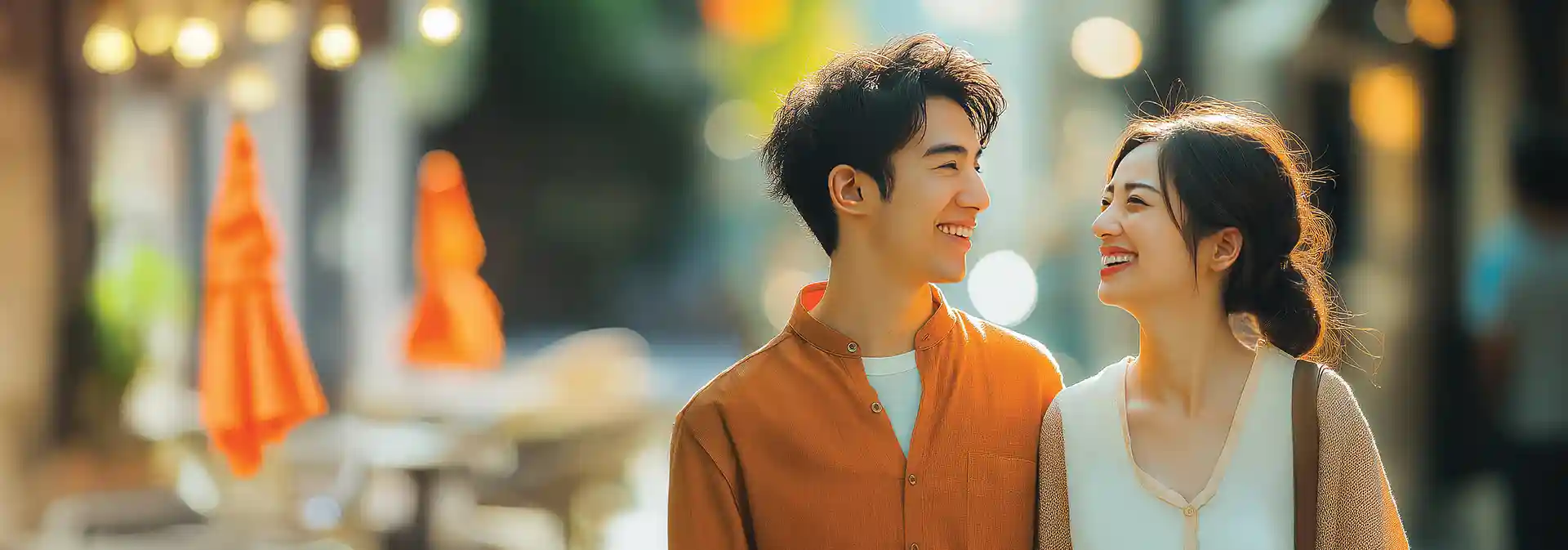 dua orang yang sedang berbelanja  baju bernuansa sustainable fashion