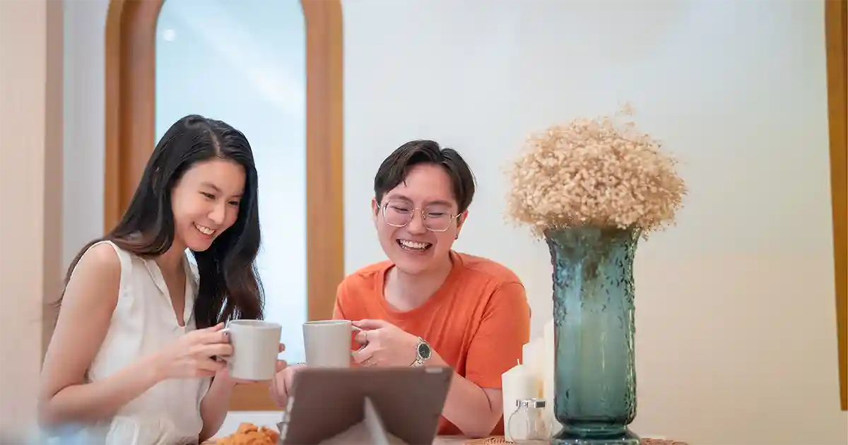 kedua teman yang sedang menonton drama korea yang wajib di tonton di tahun 2025