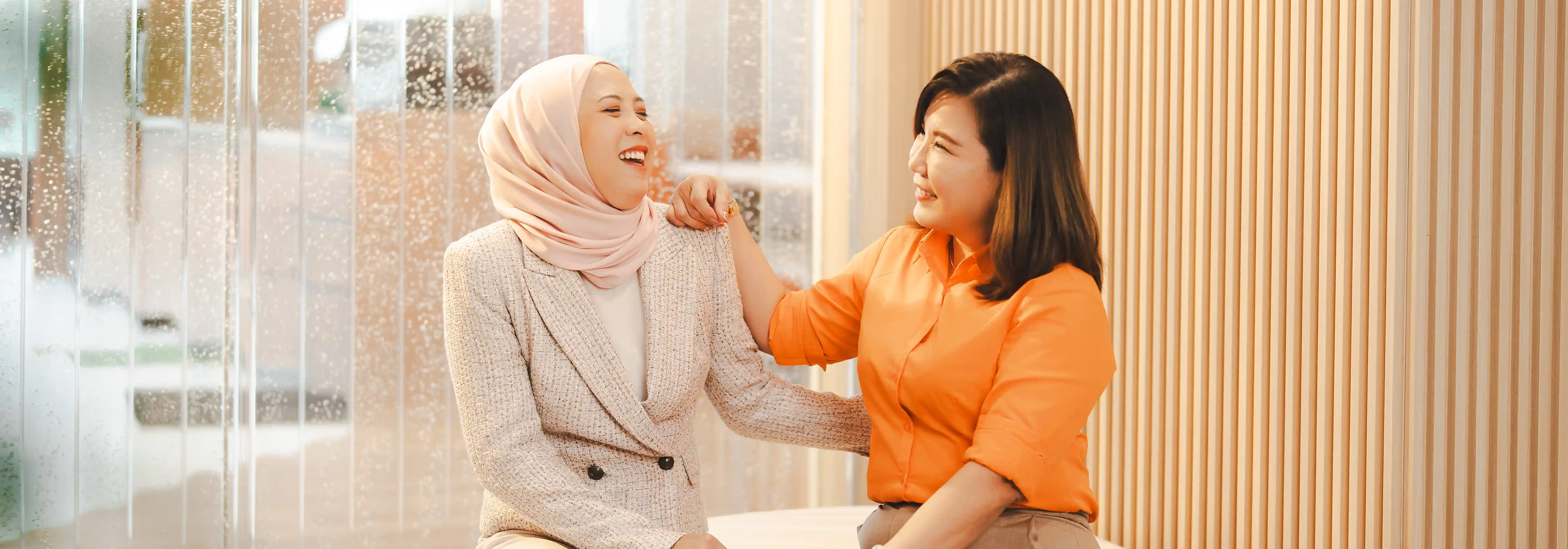 ibu rumah tangga yang sedang mau membeli baju lebaran 