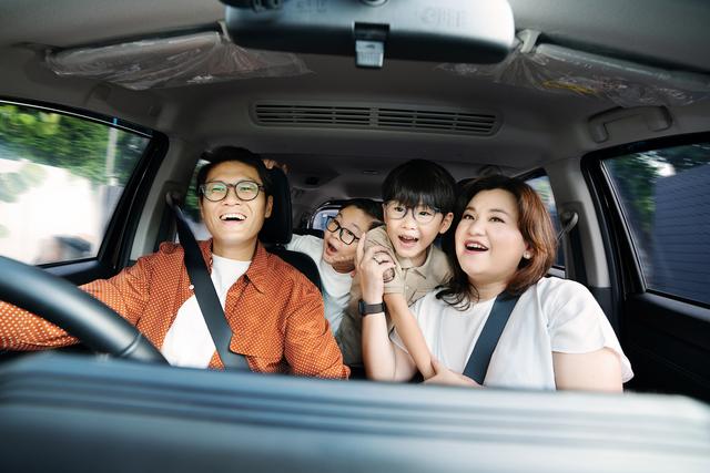 Family_going_on_an_outing_in_a_car.jpg