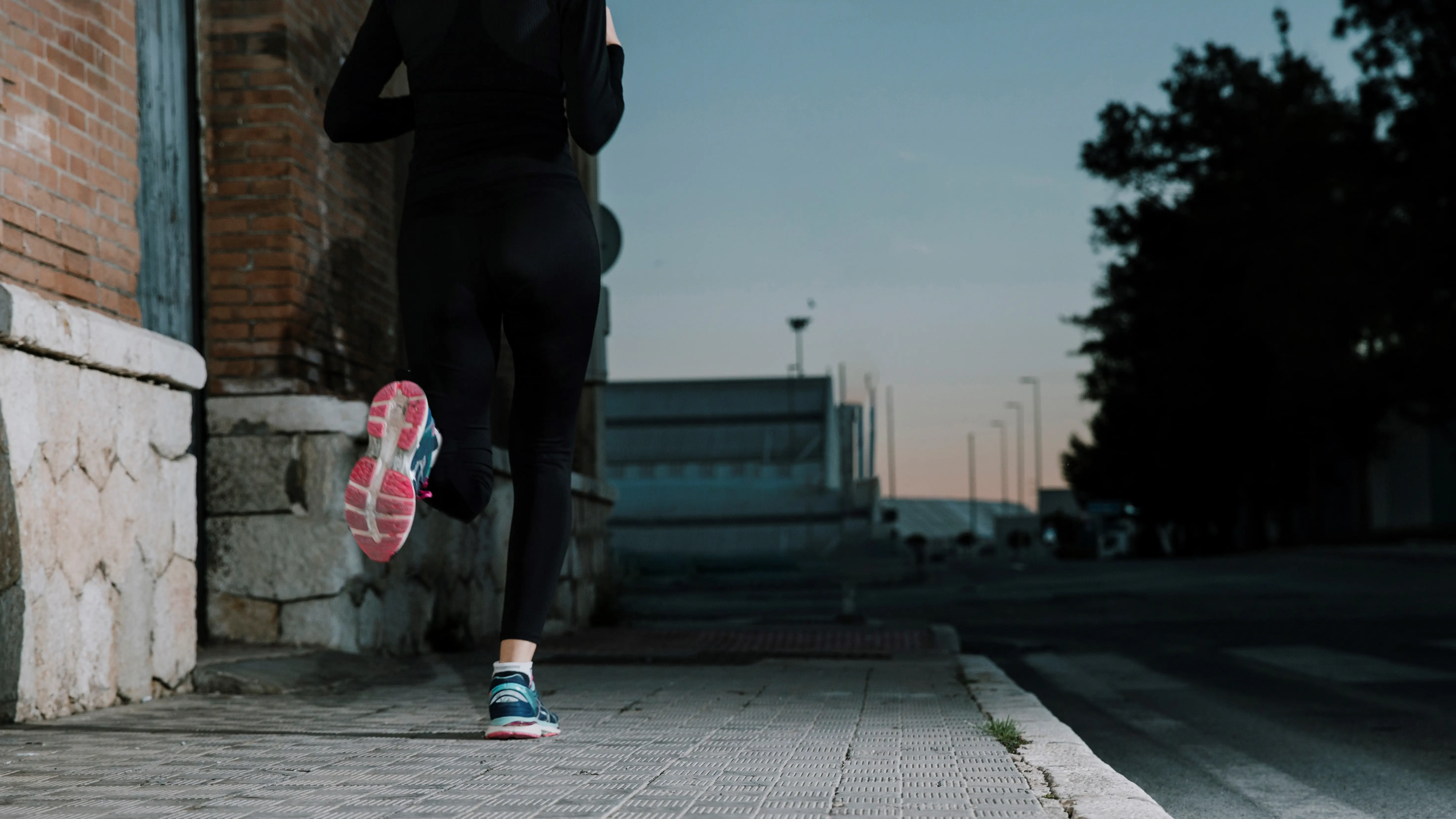 Orang berlari di pagi hari di jalanan kota