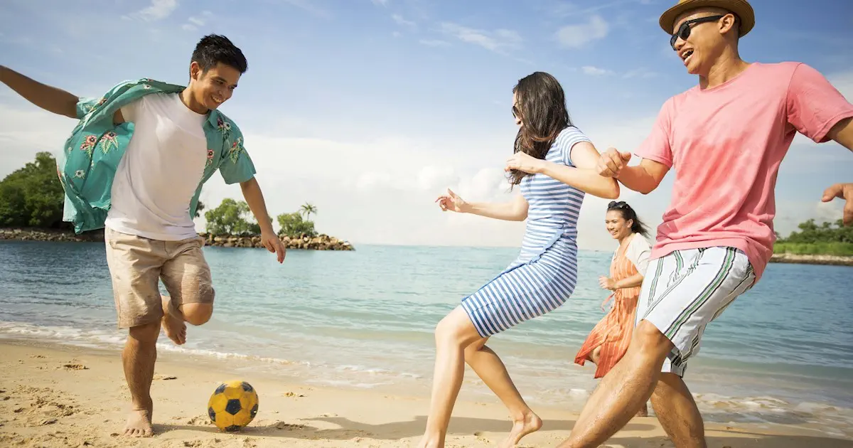 bermain di pantai bersama