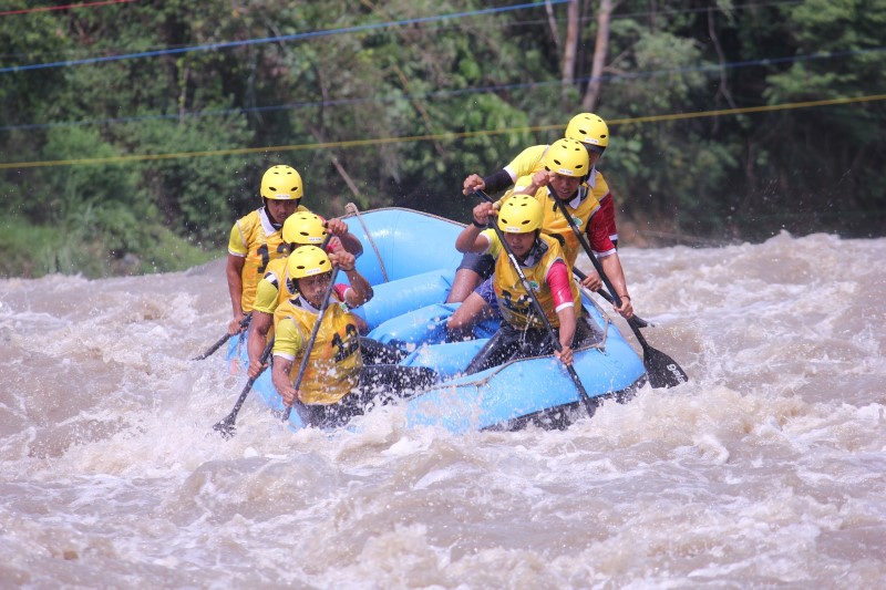Sekelompok 6 orang dalam perahu mendayung