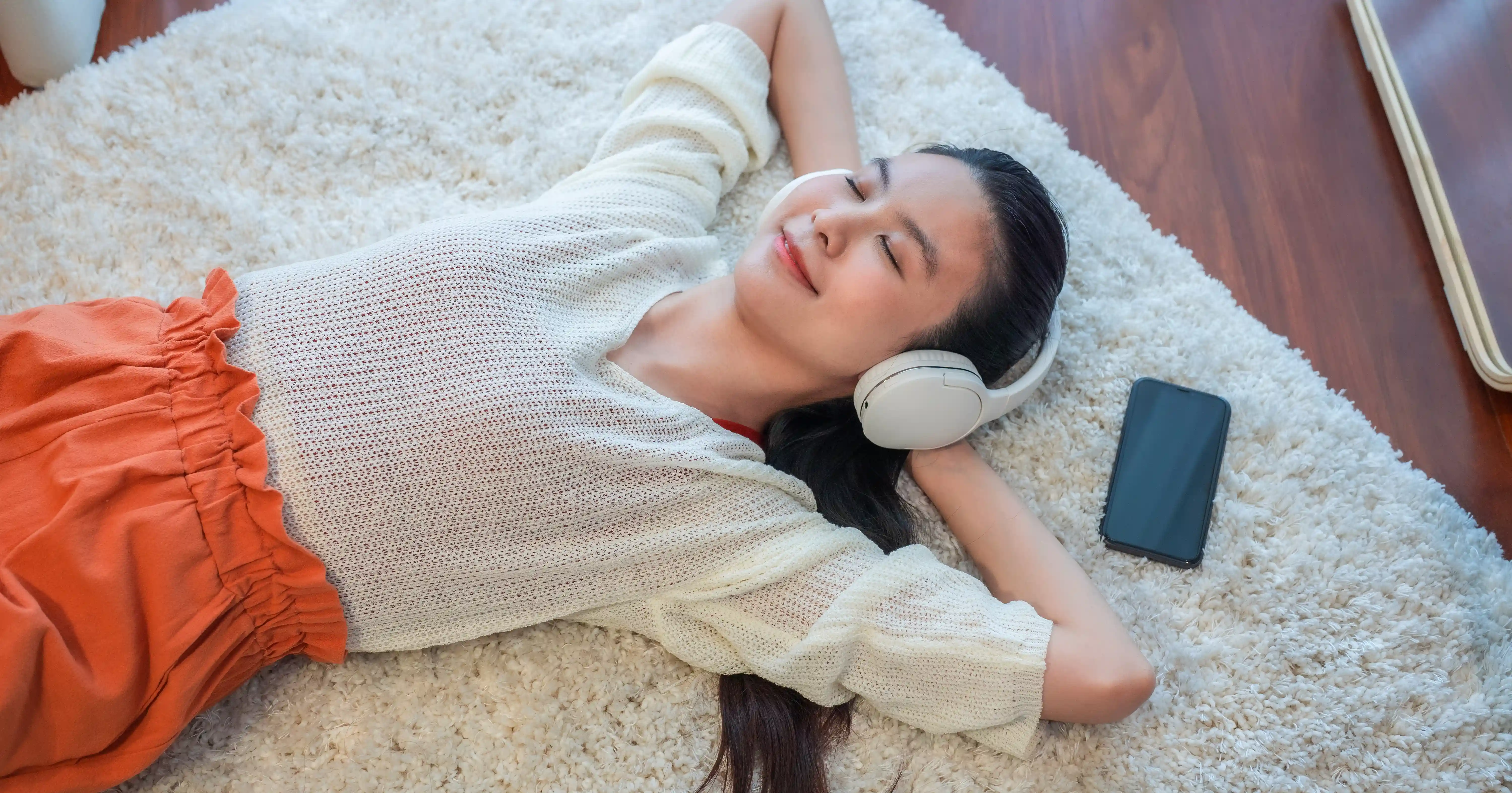 wanita yang sedang mendengarkan musik