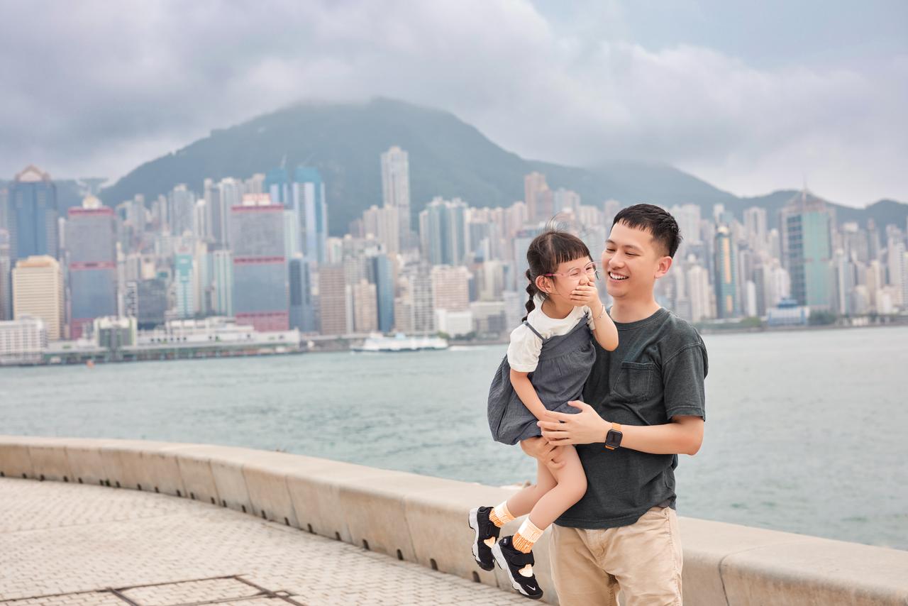 Father_holding_his_daughter_whilst_taking_a_wall_next_to_the_promenade.jpg